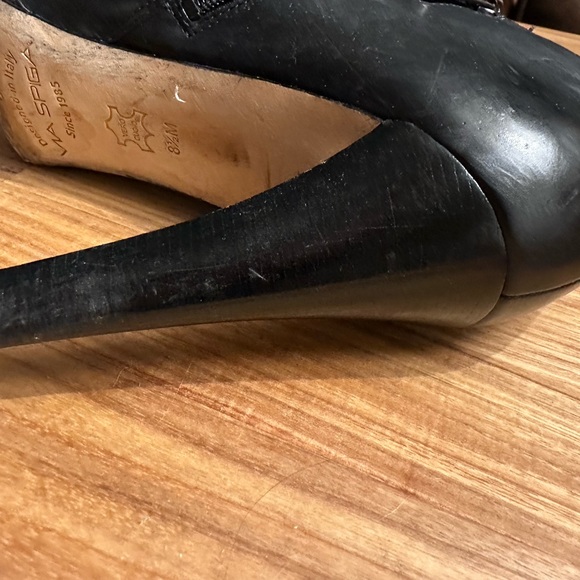 Buttery soft Via Spiga booties with side zip. - Picture 4 of 5